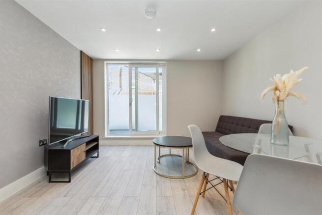 Flat 2, 52 Gilbey Road SW17 reception 2 new.jpg