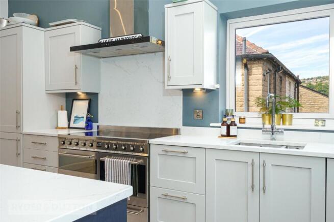 4 bed Detached for sale Image 8