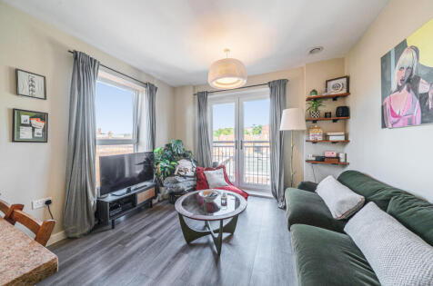 Cambridge Place, Farnham, Surrey, GU9