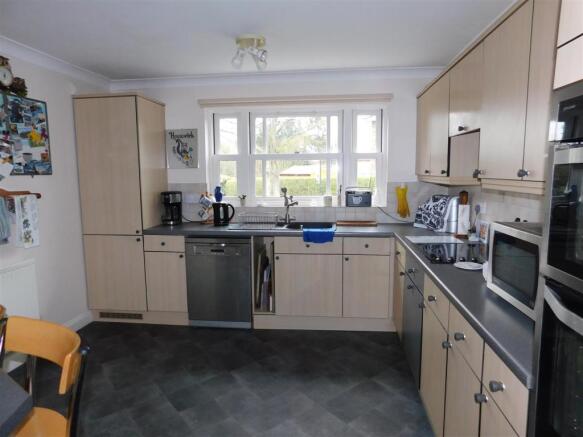 KITCHEN/BREAKFAST ROOM