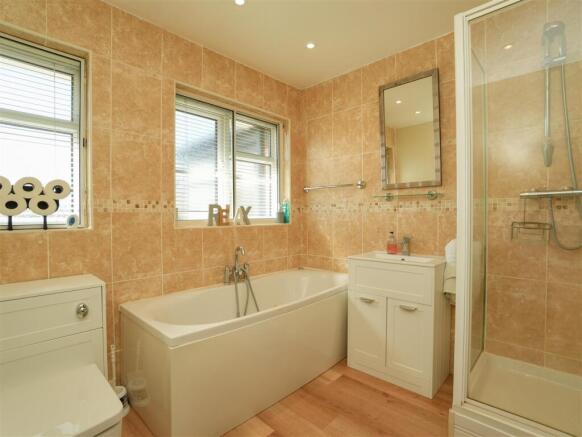 4 bed Detached for sale Image 11