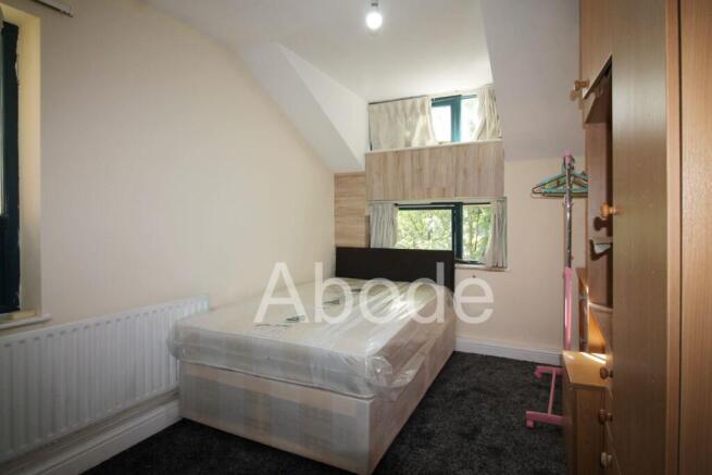4 bed Flat to rent Image 5