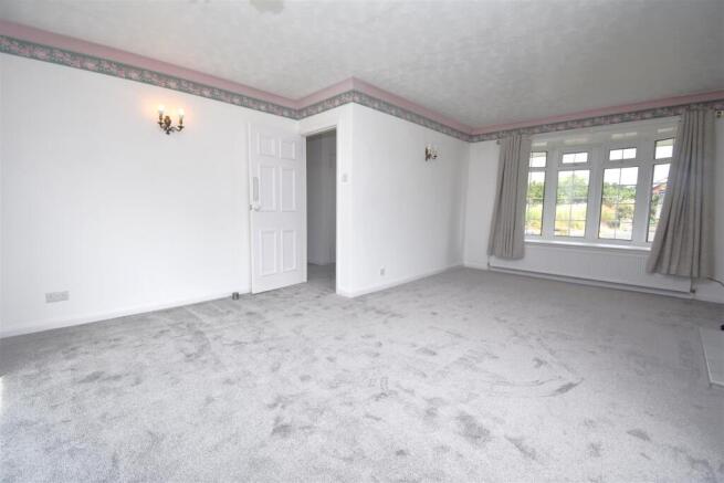 3 bed Detached Bungalow to rent Image 5