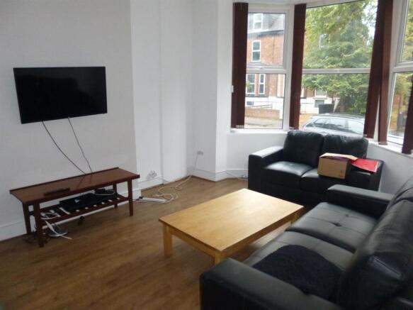 Bright, well-kept living room with large bay wi...
