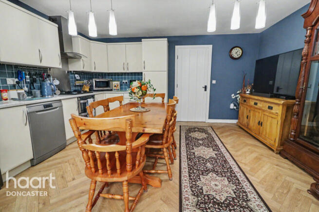 4 bed Town House for sale Image 8