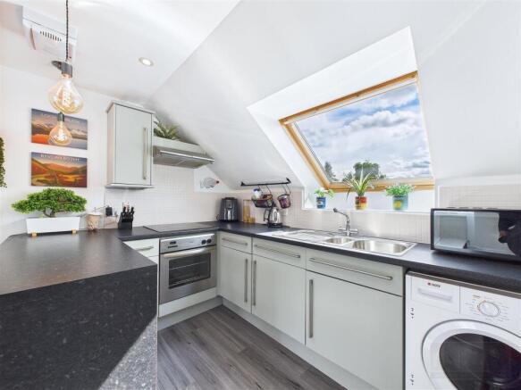 Kitchen / Breakfast Bar