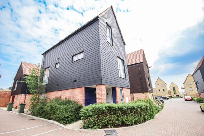 Modern 3-Bedroom Home with Spacious Garden & Park