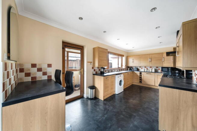Longfield, Oakley, RG23 7BN photo 4