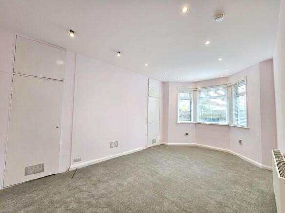 3 bed Flat for sale Image 11