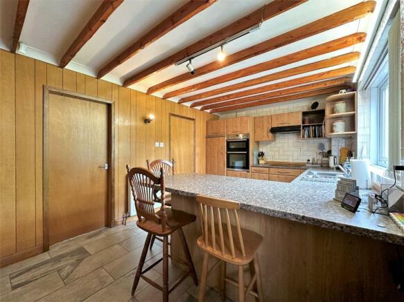 Spacious Dining Kitchen 978