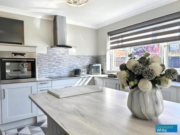 4 bed Detached for sale Image 7