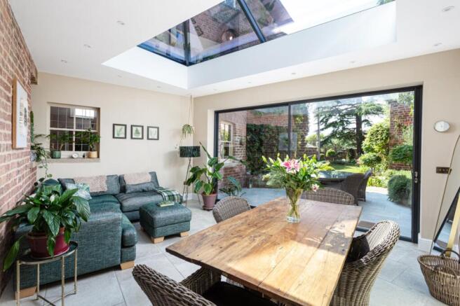 6 bed Semi-Detached for sale Image 5