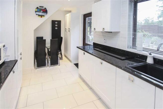 RE-FITTED KITCHEN/BREAKFAST