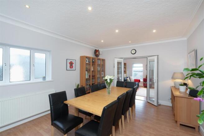 Southfield Drive, Moortown photo 3