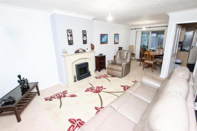 OPEN PLAN LOUNGE/ DINING ROOM