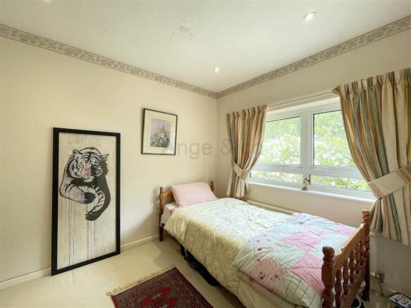 1 BED4.JPG