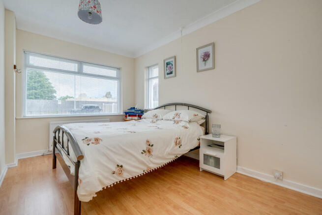 5 bed Detached for sale Image 8