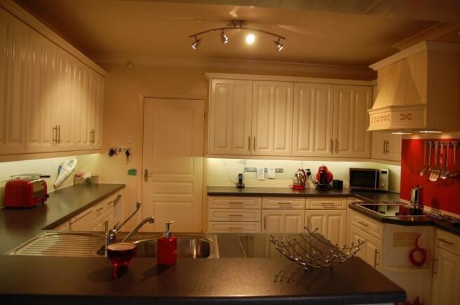 KITCHEN/BREAKFAST