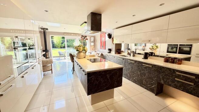 5 bed Detached for sale Image 5