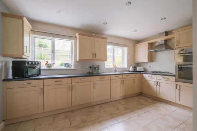 5 bed Detached for sale Image 9