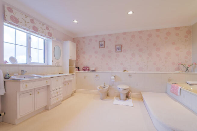 Master Bedroom En...