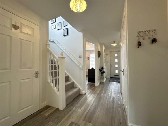 Inviting Entrance Hall 052