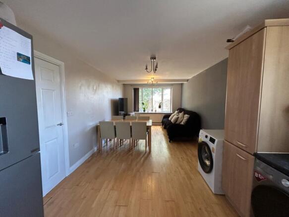 2 bed Flat to rent Image 4