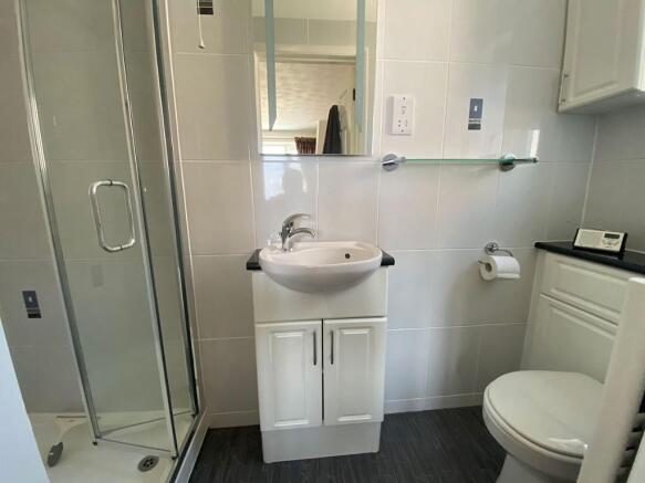 En-suite (bed 1)