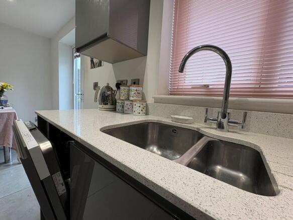4 bed Semi-Detached for sale Image 8