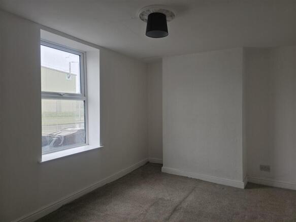 2 bed Terraced to rent Image 6