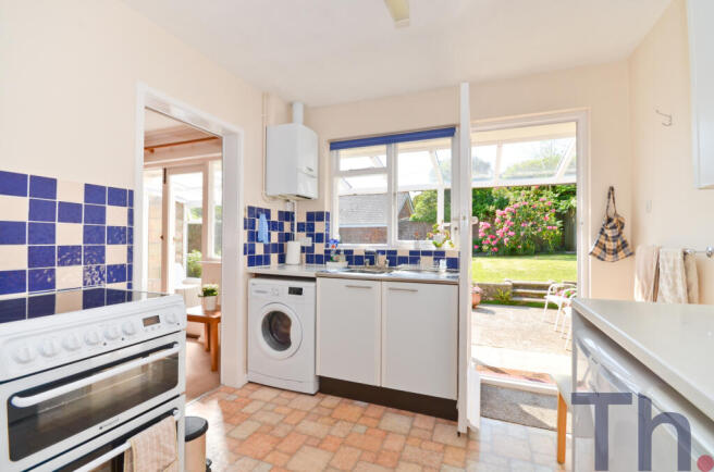 Kitchen (2).JPG