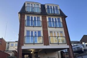 Flat 10, Crown House, Grove Parade, Slough SL1 1AQ