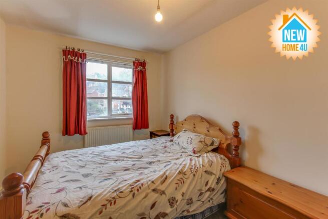 MAIN BEDROOM: