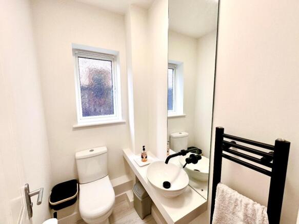 DOWNSTAIRS CLOAKROOM / W/C