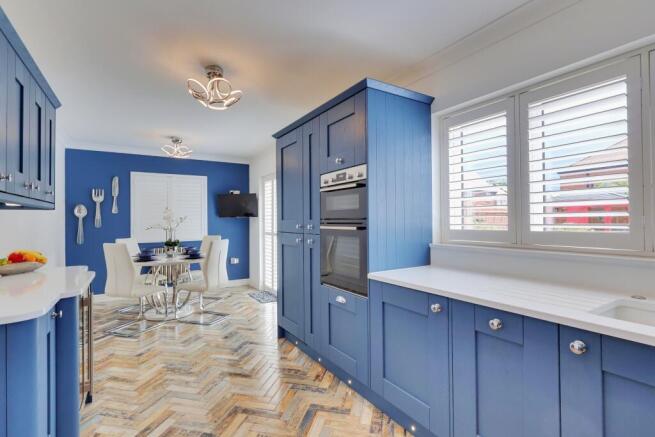 KITCHEN/BREAKFAST