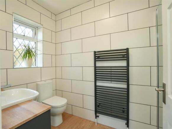 4 bed Detached Bungalow for sale Image 7