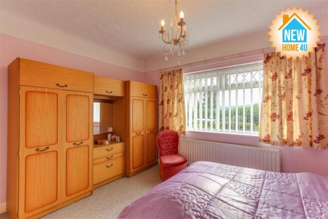 MAIN BEDROOM: