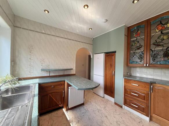 4 bed Semi-Detached to rent Image 6