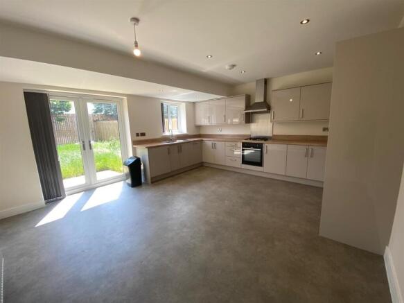 4 bed Semi-Detached to rent Image 4