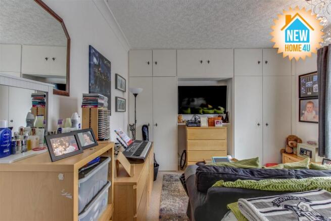 MAIN BEDROOM: