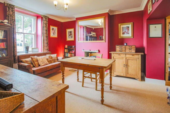 5 bed Detached for sale Image 9