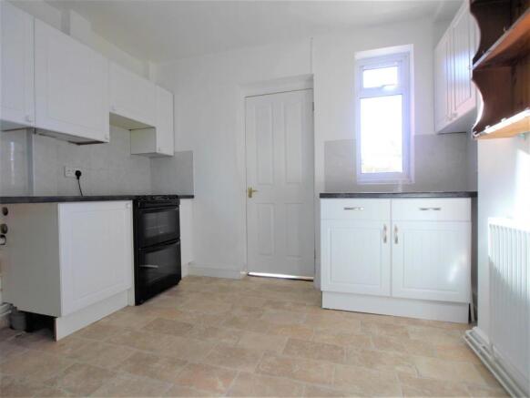 Kitchen (2).JPG