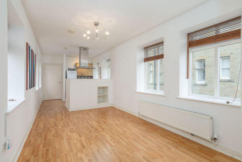 10 Edgcumbe House, Bramwell Way, Savile Park HX1 2NW