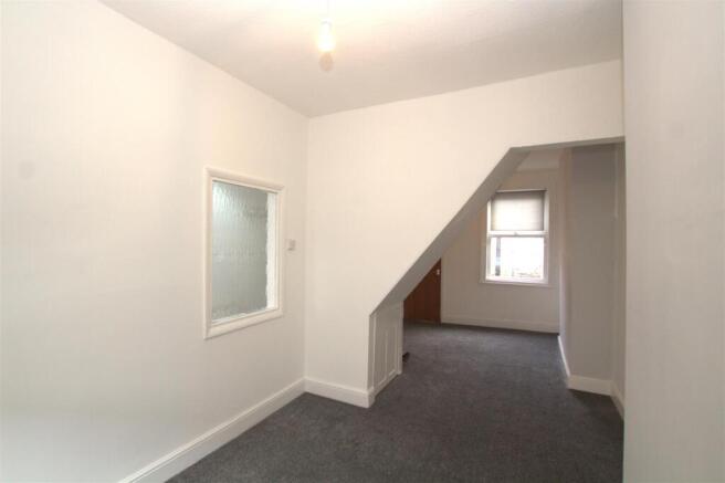 2 bed Terraced to rent Image 4