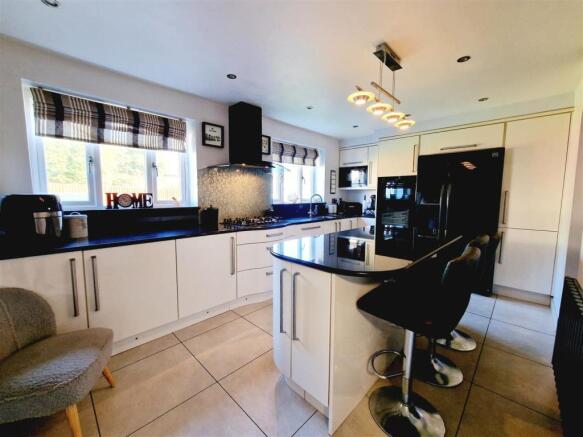 KITCHEN/BREAKFAST ROOM