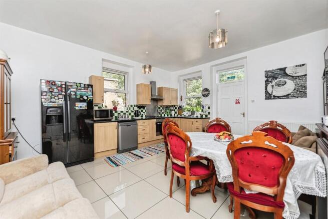 5 bed Semi-Detached for sale Image 8