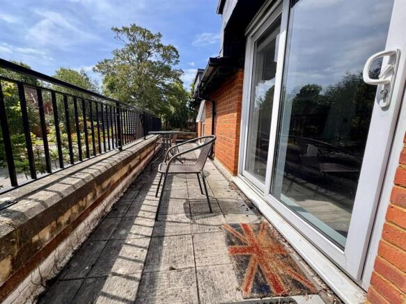 3 bed Terraced to rent Image 5