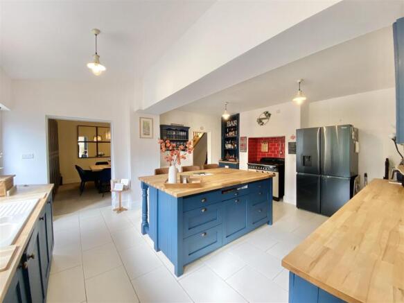 4 bed Semi-Detached for sale Image 4