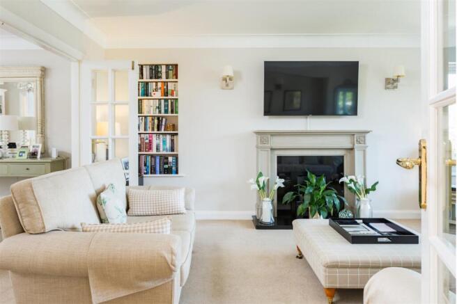 5 bed Detached for sale Image 6