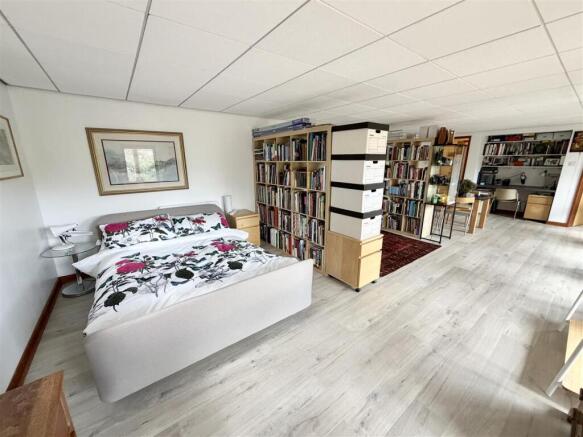4 bed Detached for sale Image 7